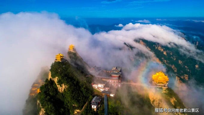 Đỉnh cao nhất của dãy núi là nơi tọa lạc ngôi đền Lão Tử