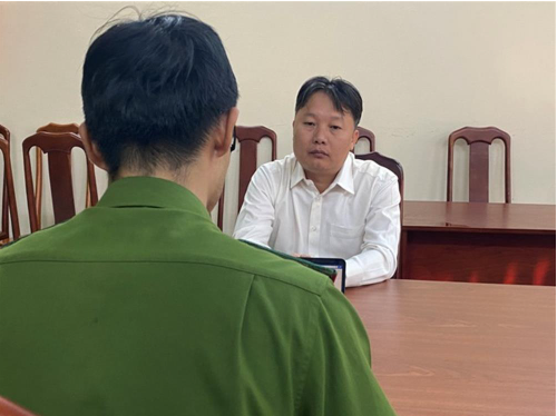Khởi tố, bắt tạm giam cán bộ Cục Hải quan thành phố Hồ Chí Minh về tội Buôn lậu