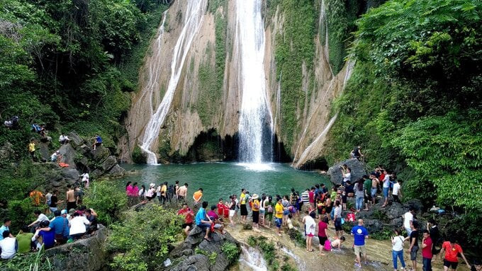 Du khách trải nghiệm thác Khuổi Nhi