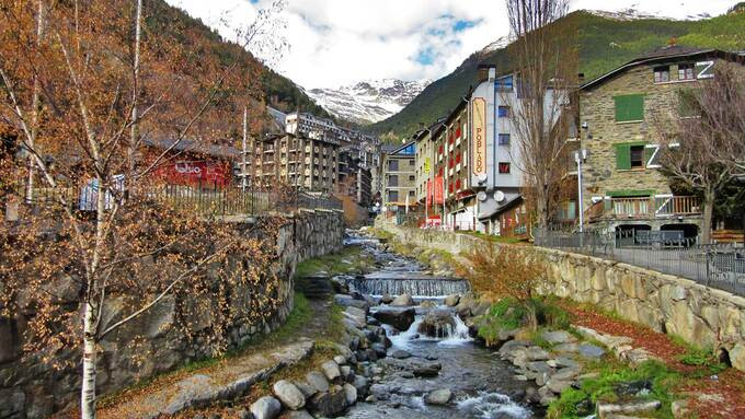 Địa hình tại Andorra đa phần là đồi núi
