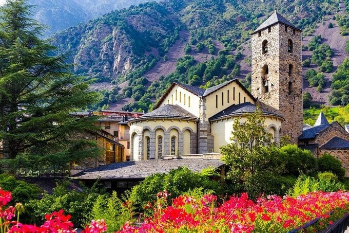 Thời điểm thích hợp nhất để ghé thăm Andorra chính là khoảng tháng 12 đến giữa tháng 2