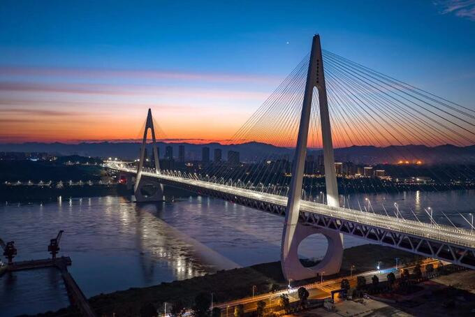 Cầu Bạch Cư Tự là một công trình cầu nằm bắc qua sông Dương Tử