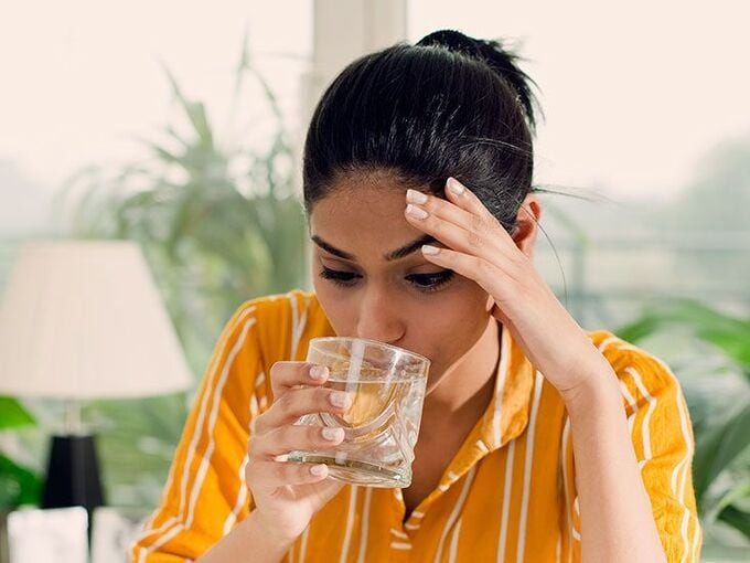 Không nên uống thuốc giảm đau đầu khi say