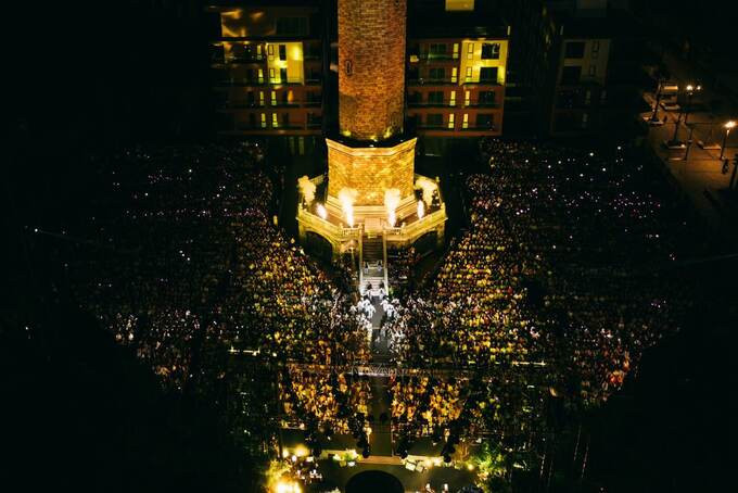 Một buổi biểu diễn ca nhạc trên sâu khấu được dựng dưới ngọn hải đăng Bãi Cháy