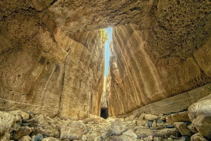 Đường hầm Titus được thiết kế bởi các kỹ sư trong quân đoàn La Mã và do binh lính, thủy thủ cùng tù nhân xây dựng