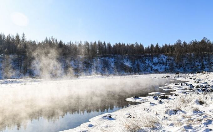 Vào mùa đông, khi nhiệt độ giảm sâu xuống mức âm 40 độ C, nước dòng sông vẫn chảy đều như thường lệ