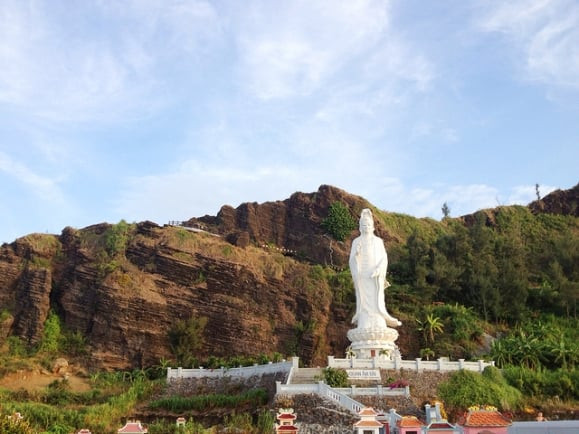 Sân chùa hướng ra biển, giữa sân có hồ sen và tượng Phật, quanh sân là những cây bàng biển cổ thụ với hơn 100 năm tuổi