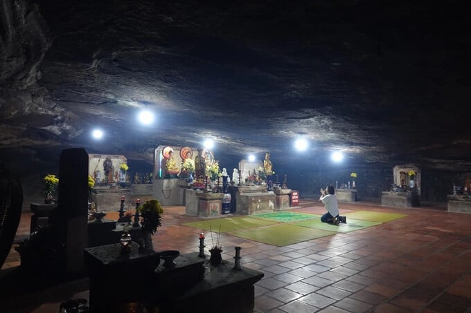 Bên trong hang có thờ nhiều tượng Phật