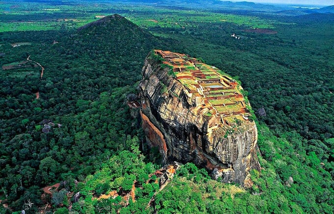 Pháo đài đá Sigiriya được bao phủ bởi màu xanh mướt của rừng cây bạt ngàn