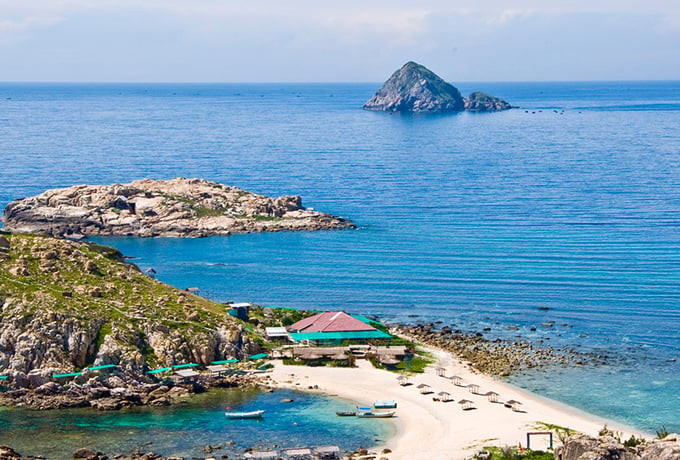 Đảo Yến Nha Trang được bao bọc bởi những dãy núi trù phú và mặt biển xanh trong vắt