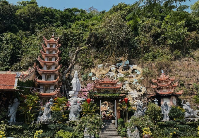 Bên cạnh có một tòa tháp thiêng 7 tầng tượng trưng cho 7 vị sư tổ đã tu thành chính quả tại chùa Hang Đồ Sơn