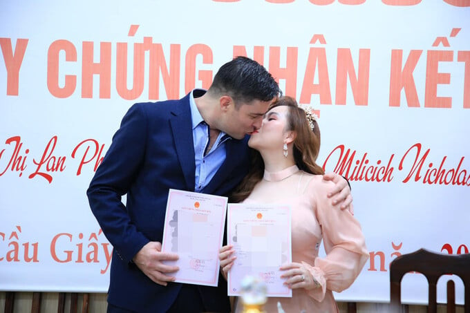 Trương Phương và chồng Tây đăng ký kết hôn vào tháng 7/2022