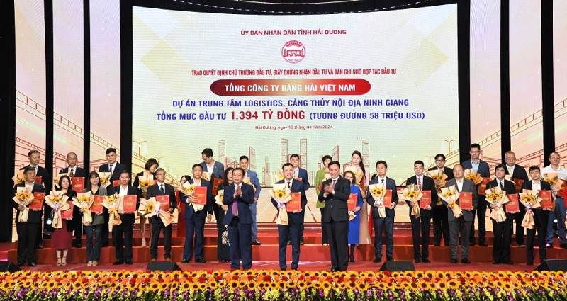 Lãnh đạo tỉnh Hải Dương trao biên bản ghi nhớ về đầu tư Dự án Trung tâm logistics, cảng thủy nội địa Ninh Giang cho ông Phạm Anh Tuấn, Phó tổng giám đốc VIMC.