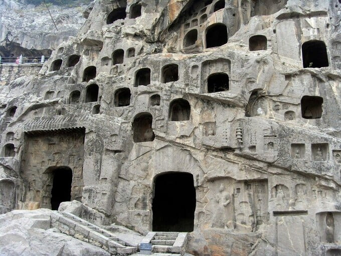 Các bức tượng nằm trong 2.345 hang động nhỏ và hốc đá