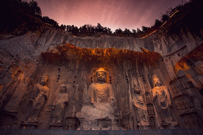 Bức đại tượng Phật Lư Xá Na ngồi khoanh chân trên đài sen cao 17,14m