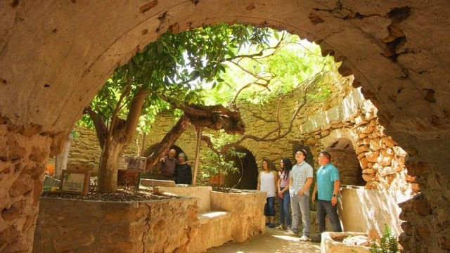 Tản bộ dưới những vòm đá chạm khắc tinh tế là trải nghiệm đáng nhớ khi ghé đến khu vườn ngầm
