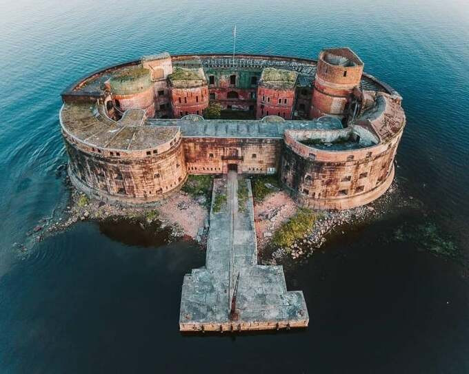 Pháo đài Alexander sừng sững giữa biển suốt nhiều thập kỷ trôi qua