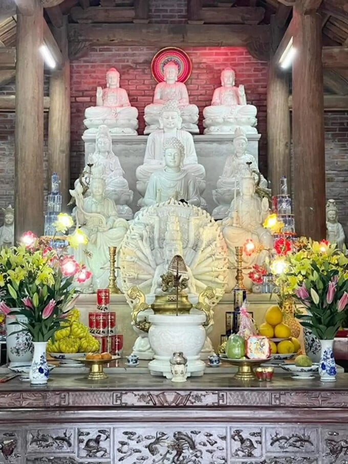 Bàn thờ Phật trong chùa Thạch Long