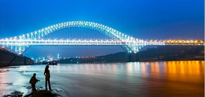 Với kiến trúc tinh tế, cầu này tuyệt đẹp cả vào ban ngày lẫn ban đêm.