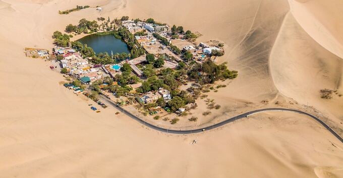 Hồ nước El Cascajo trong ốc đảo này được hình thành từ mạch nước ngầm của sa mạc