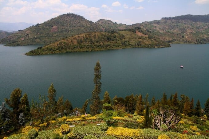 Với chiều dài 90km và rộng 50km, hồ Kivu có tổng diện tích bề mặt khoảng 2.700km2
