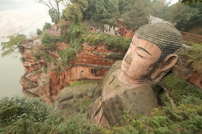 Toàn bộ tượng Phật được xây dựng trên dãy núi