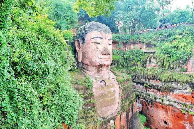 Bức tượng Lạc Sơn Đại Phật được UNESCO công nhận là Di sản thế giới vào năm 1996