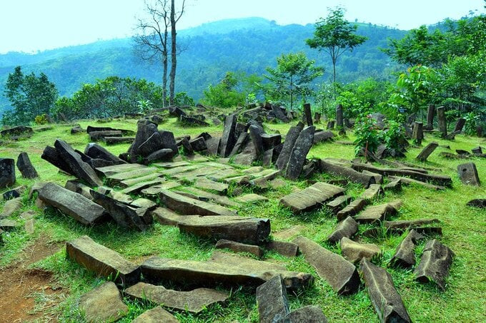 Những tảng đá trên bề mặt của kim tự tháp Gunang Padang