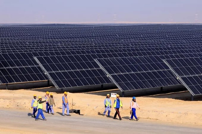 Al Dhafra đã phá kỷ lục về chi phí đối với cơ sở điện mặt trời quy mô lớn