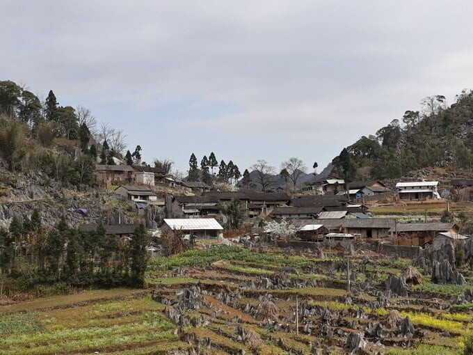 Ngôi làng nhỏ nằm trên những ngọn núi cao được bao quanh bởi những mỏm đá lớn (Ảnh Internet)