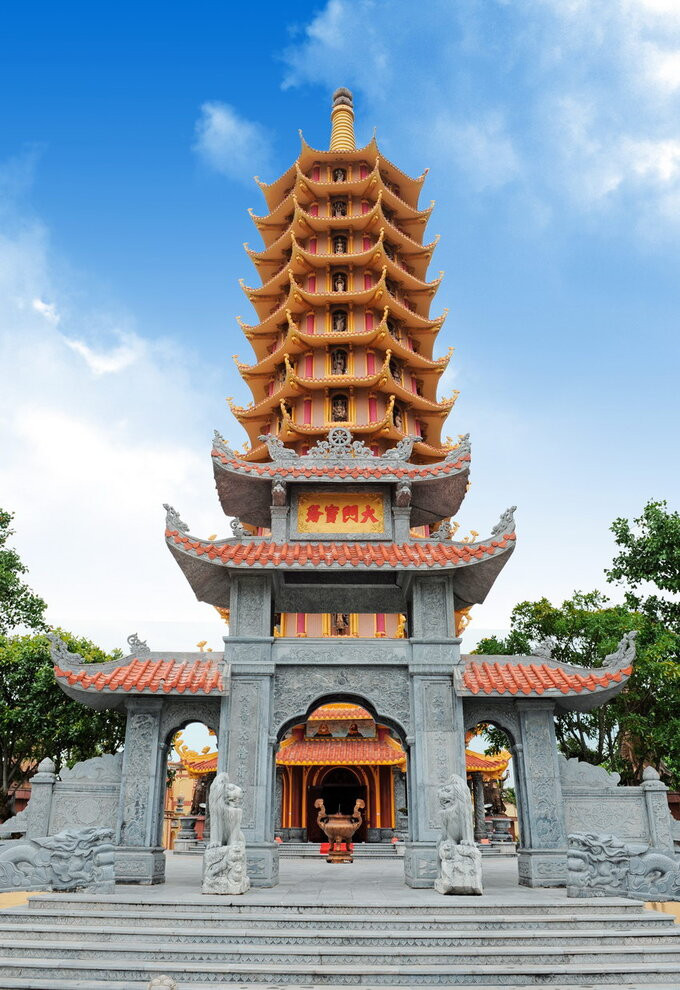 Bảo tháp tôn trí 141 pho tượng Phật, Bồ tát bằng đồng, trong đó có 122 pho tượng hóa thân của Bồ tát Quán Thế Âm