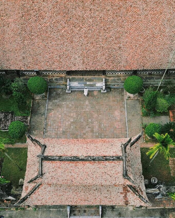 Toàn bộ khuôn viên của ngôi đình được bao quanh bởi tường gạch trổ hoa hài hòa với nền sân được lát gạch đỏ