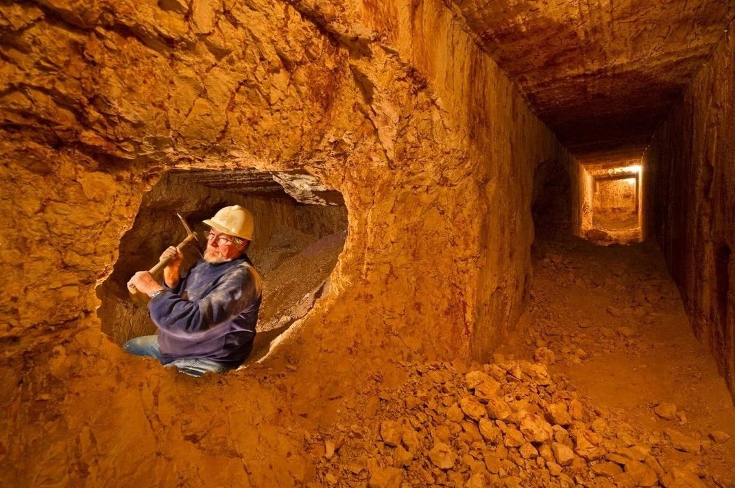 Thợ mỏ tìm đá quý dưới lòng đất