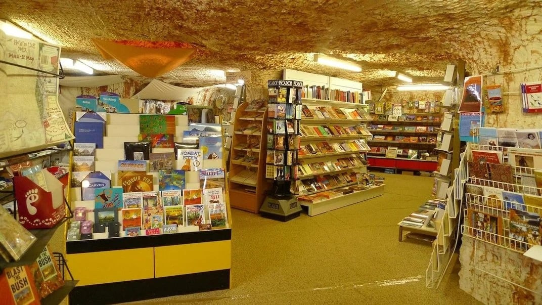 Cửa hàng sách duy nhất trong thị trấn được đào dưới lòng đất