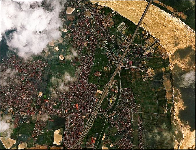 Ảnh chụp sông Hồng đoạn đi qua Hà Nội tại độ phân giải 2.5m, thu được sau khi phóng vệ tinh 48h