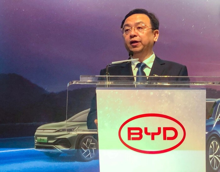 Vừa đánh bại Tesla, BYD tiếp tục 'vượt mặt' một tượng đài ngành xe, trở thành thương hiệu ô tô bán chạy nhất Trung Quốc