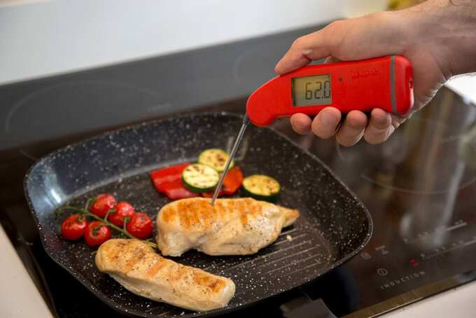 Khi lớp chống dính trên dụng cụ nấu ăn được đun đến nhiệt độ cao, PFAS có thể sản sinh ra chất độc hại và gây ô nhiễm cho thức ăn