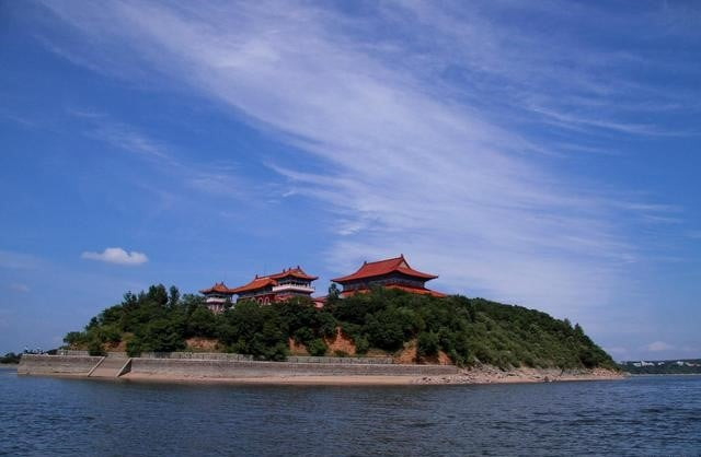 Khu vực nước gần đền Laoye, nằm ở phía bắc của hồ Bà Dương, được xếp vào danh sách những khu vực bí ẩn nhất Trung Quốc