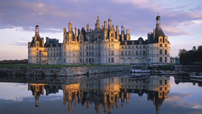 Chenonceau là lâu đài duy nhất được xây dựng với thiết kế bắc qua một dòng sông