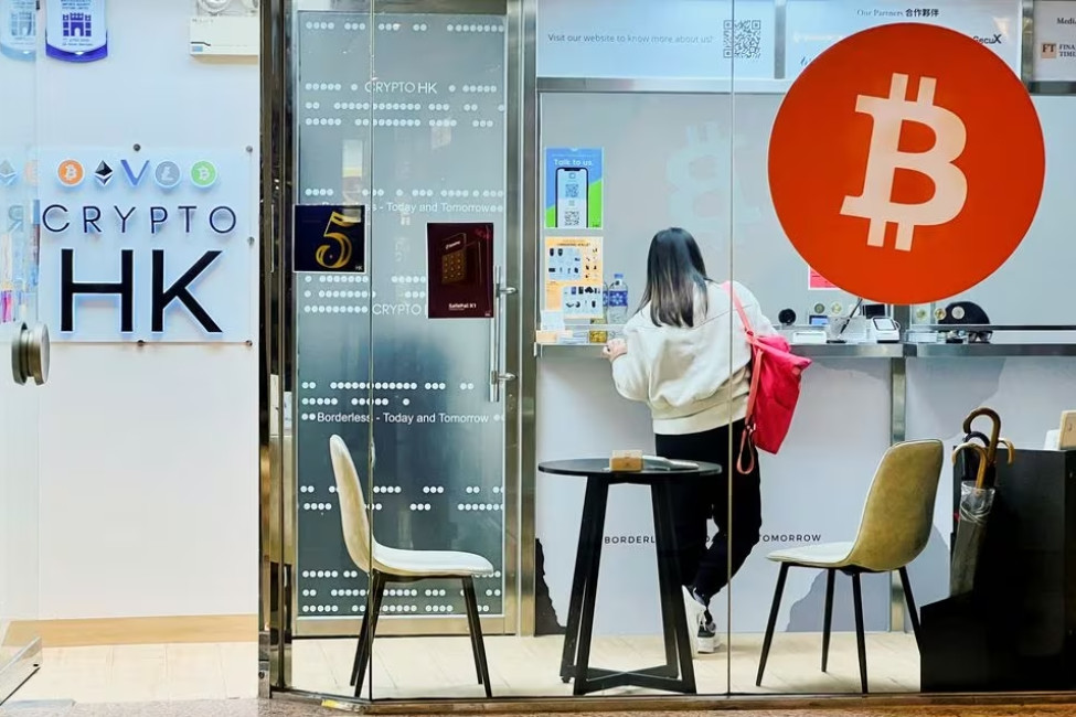 Bị bầm dập bởi thị trường chứng khoán, người Trung Quốc đổ xô vào bitcoin bị cấm