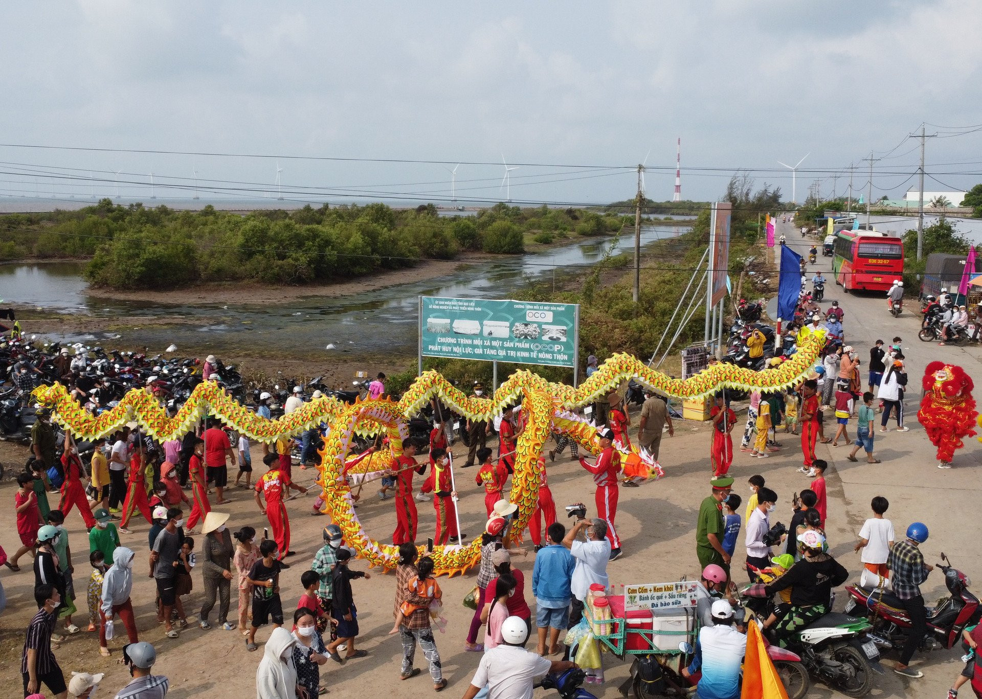 Đông đảo người dân tham gia vào lễ diễu hành tại Lễ hội Nghinh Ông Nam Hải lần thứ XX năm 2023