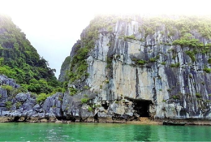 Hồ Động Tiên hay còn có tên gọi khác là hang Áng Tiên