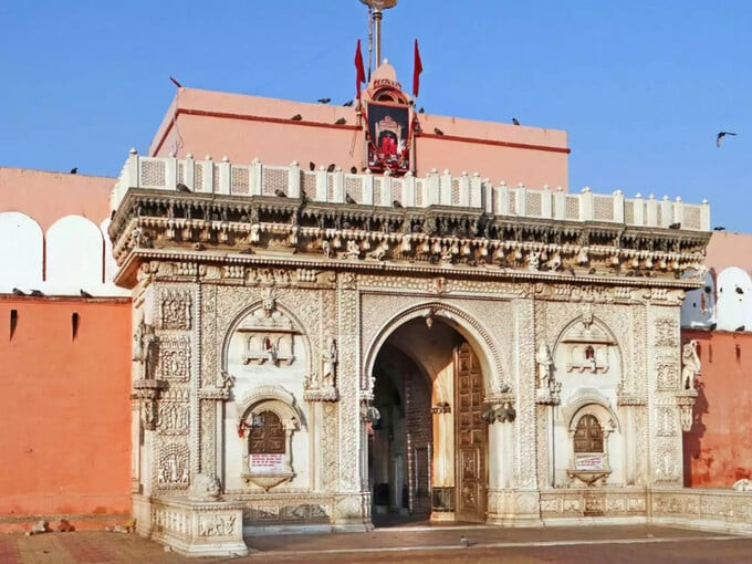 Mỗi năm, đền Karni Mata thu hút một lượng lớn du khách