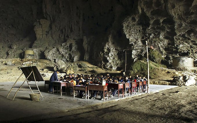 Đầu năm 1984, một ngôi trường tiểu học đã được xây dựng trong hang động