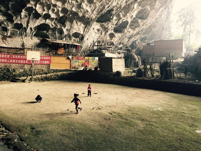 Sân bóng rổ trong hang