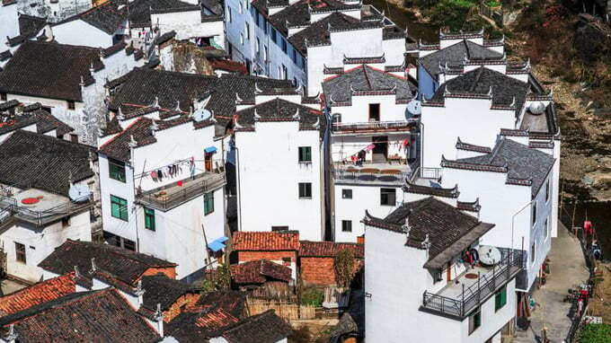 Tất cả các ngôi nhà trong làng đều nằm san sát, có thiết kế tương tự nhau với tường sơn màu trắng và sử dụng mái dốc