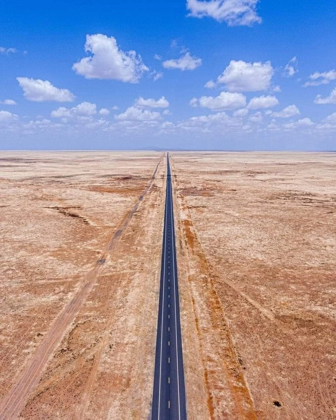 Con đường thẳng dài nhất thế giới