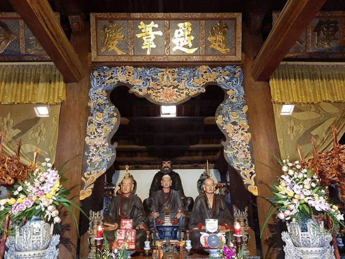 Các pho tượng thờ trong chùa
