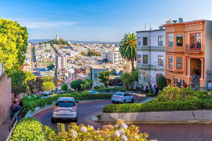 Lombard còn là một trong những điểm đẹp nhất để ngắm nhìn thành phố San Francisco