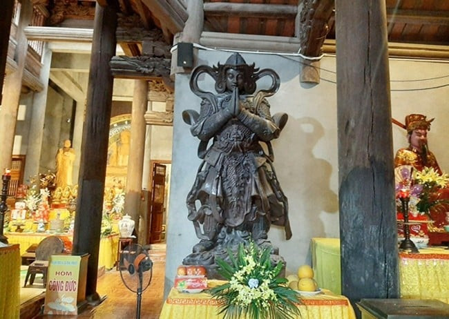 Bức tượng Hộ pháp bằng gốm sứ tại ban Tam Bảo